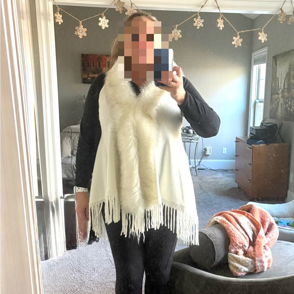 Chic Cream Poncho with Faux Fur and Fringe